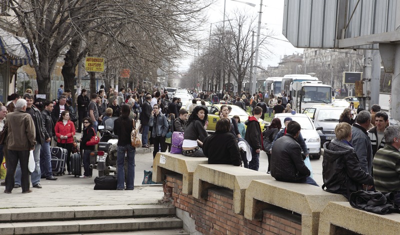 Много от заминаващите на гурбет стигат само до автогарата.