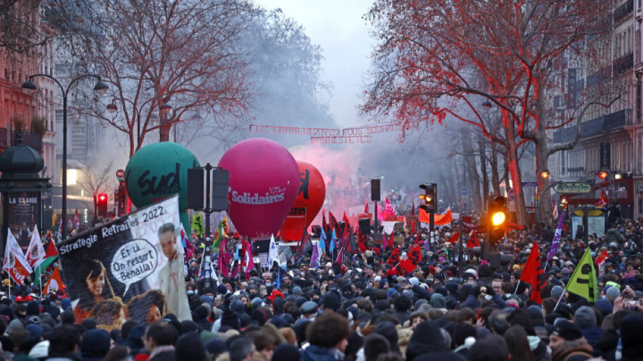 Демонстрация в Париж по време на националната стачка срещу планираната пенсионна реформа.