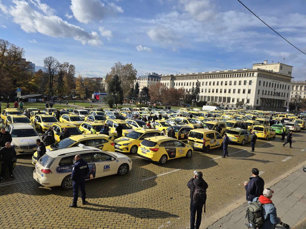 Таксиметровите шофьори от цялата страна излязоха на протест