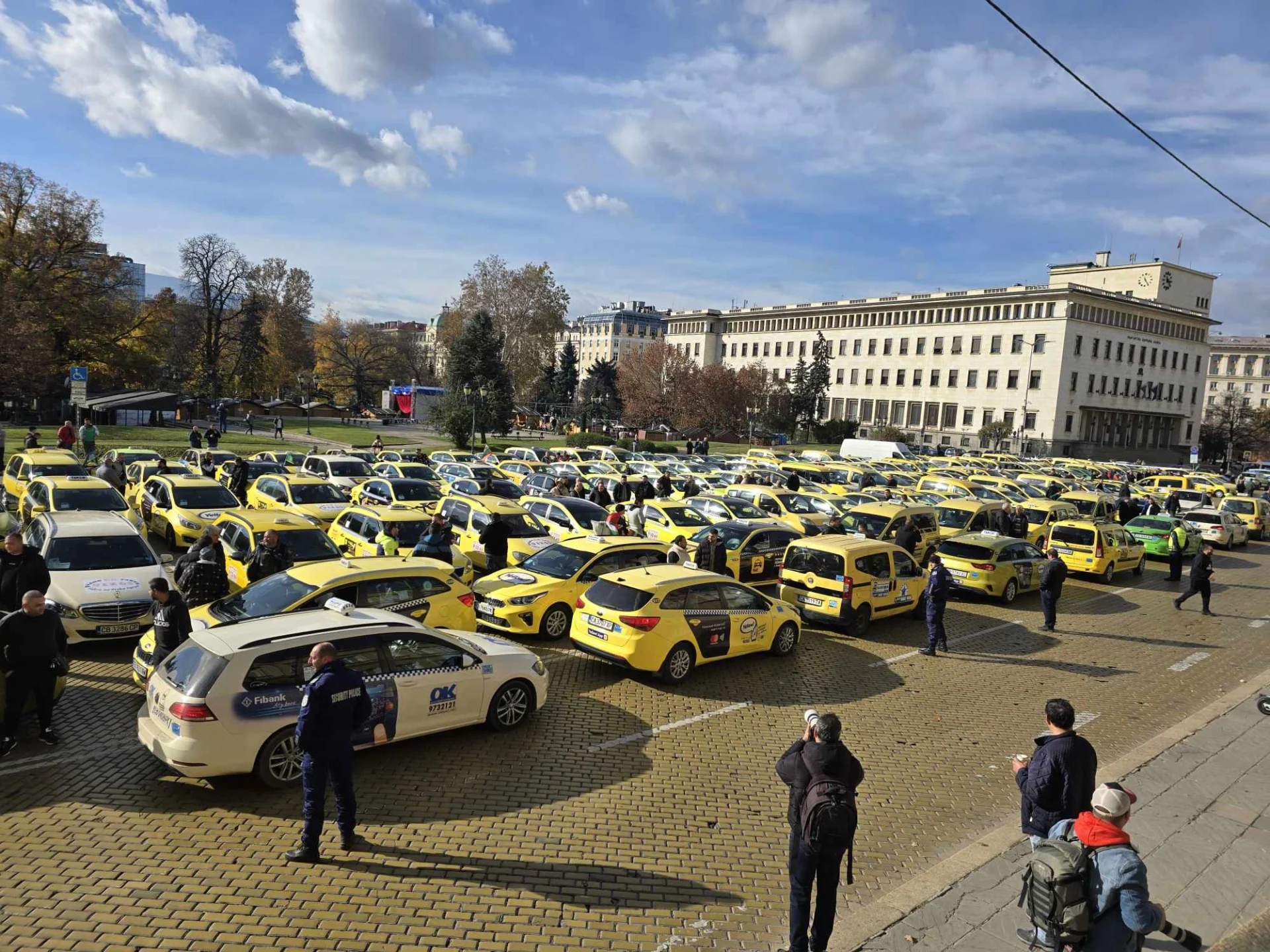 Таксиметровите шофьори от цялата страна излязоха на протест