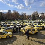 Таксиметрови шофьори блокираха центъра на София