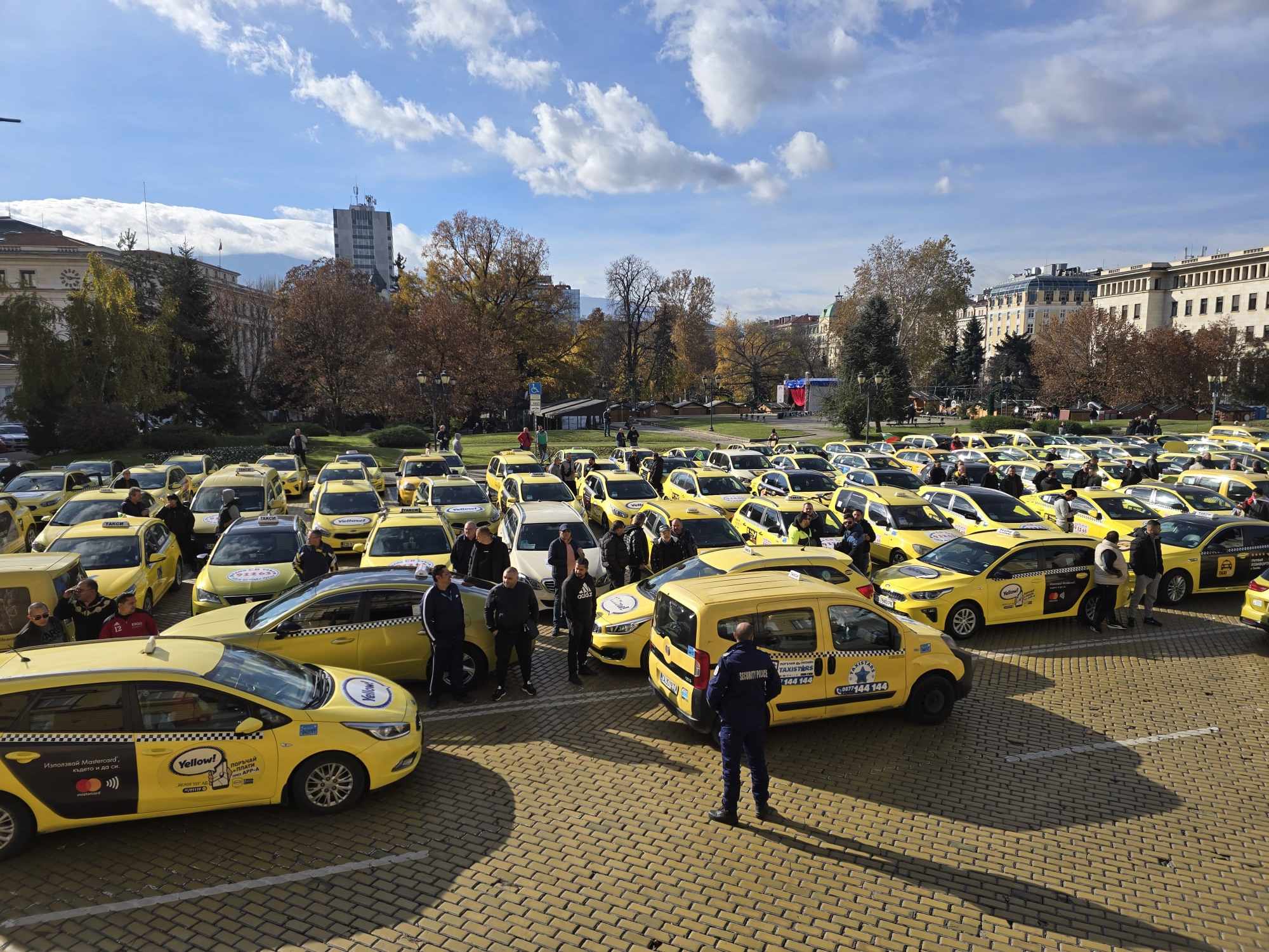 Таксиметрови шофьори блокираха центъра на София
