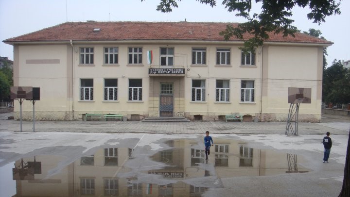 училище, химни