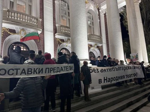 По време на протеста пред Народния театър е бил нападнат и актьорът Владимир Пенев