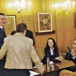 Извън пленарната зала на Народното събрание служителите на финансовото министерство и бившият шеф на хазната и настоящ депутат от “Коалиция за България” Пламен Орешарски се разбираха прекрасно