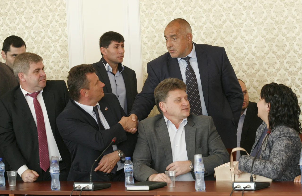 ПарламентПГ ГЕРБ се срещна с кметове от партията от цялата страна. Тема на срещата са проблемите в работата между местните власти и централната изпълнителна власт в Република България.Бойко Борисов