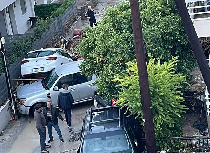 Два мъже загинаха, след като поройни дъждове и ураганни ветрове причиниха наводнения и щети в Гърция