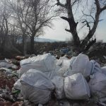 Тонове боклук от Испания в коритото на река Чая