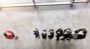 Все повече жени заемат ръководни позиции в България, но разликата в заплащането остава, Над 310 000 работещи се осигуряват на максималния осигурителен доход
