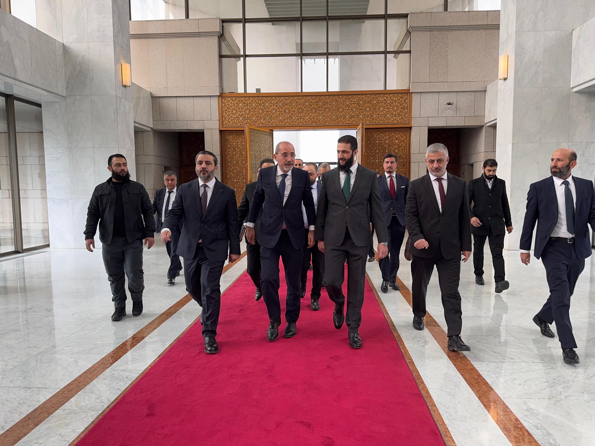 Топ арабски дипломати посещават Сирия, за да изградят връзки с новото ръководство