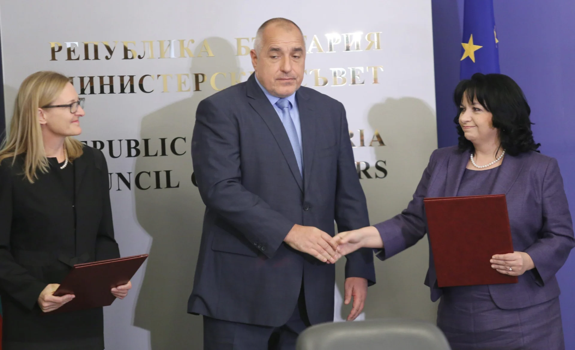 Министерския съвет министърът на енергетиката Теменужка Петкова и Айлин Уилкинсън