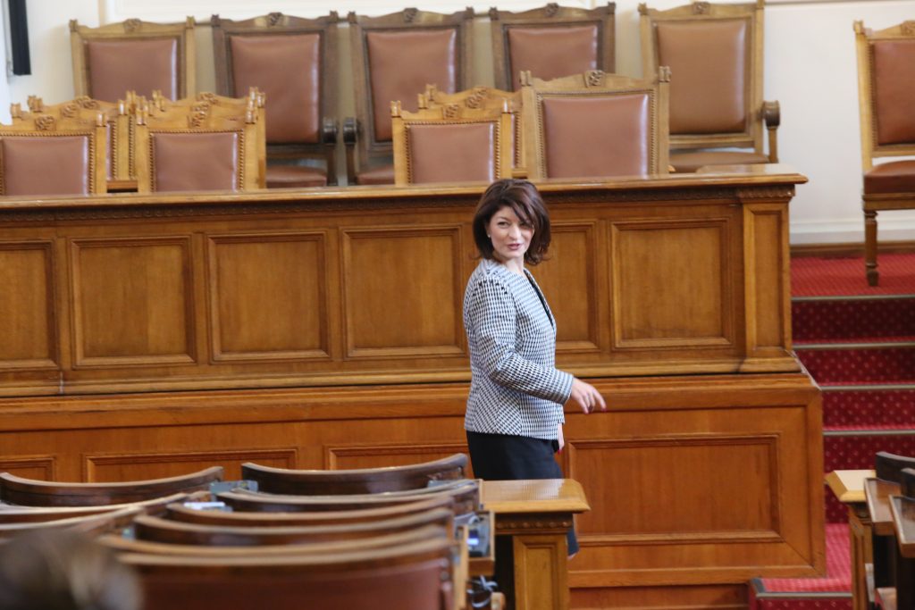 Един от възможните варианти е кабинет на малцинството на ГЕРБ 10 Парламент Десислава Атанасова