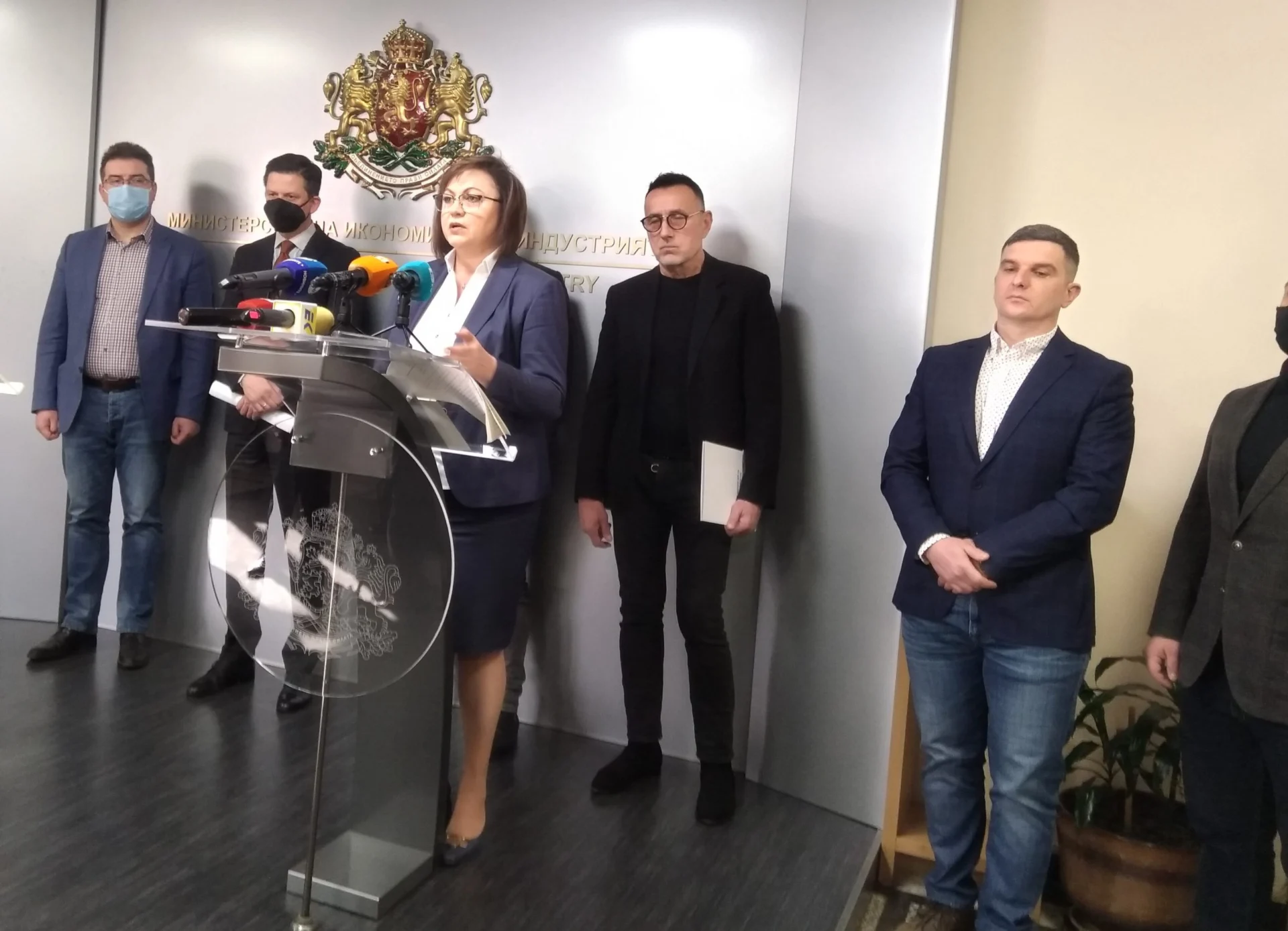 Корнелия Нинова ще даде брифинг във връзка със Закон за колекторските фирми.