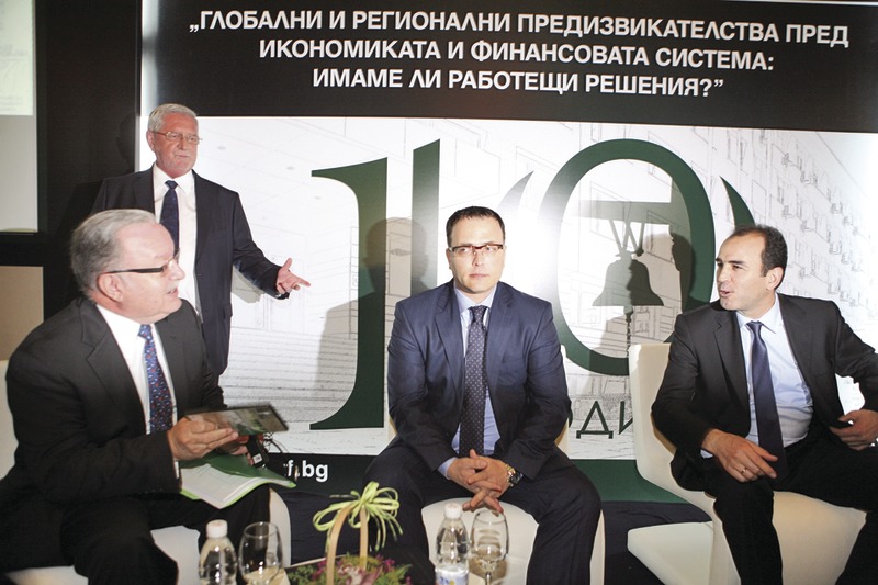 Експертът на МВФ Фернандо Монтес Негрет (вляво)