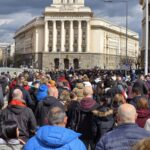Протестът под надслов „Вън Пеевски от властта“ събра десетки граждани