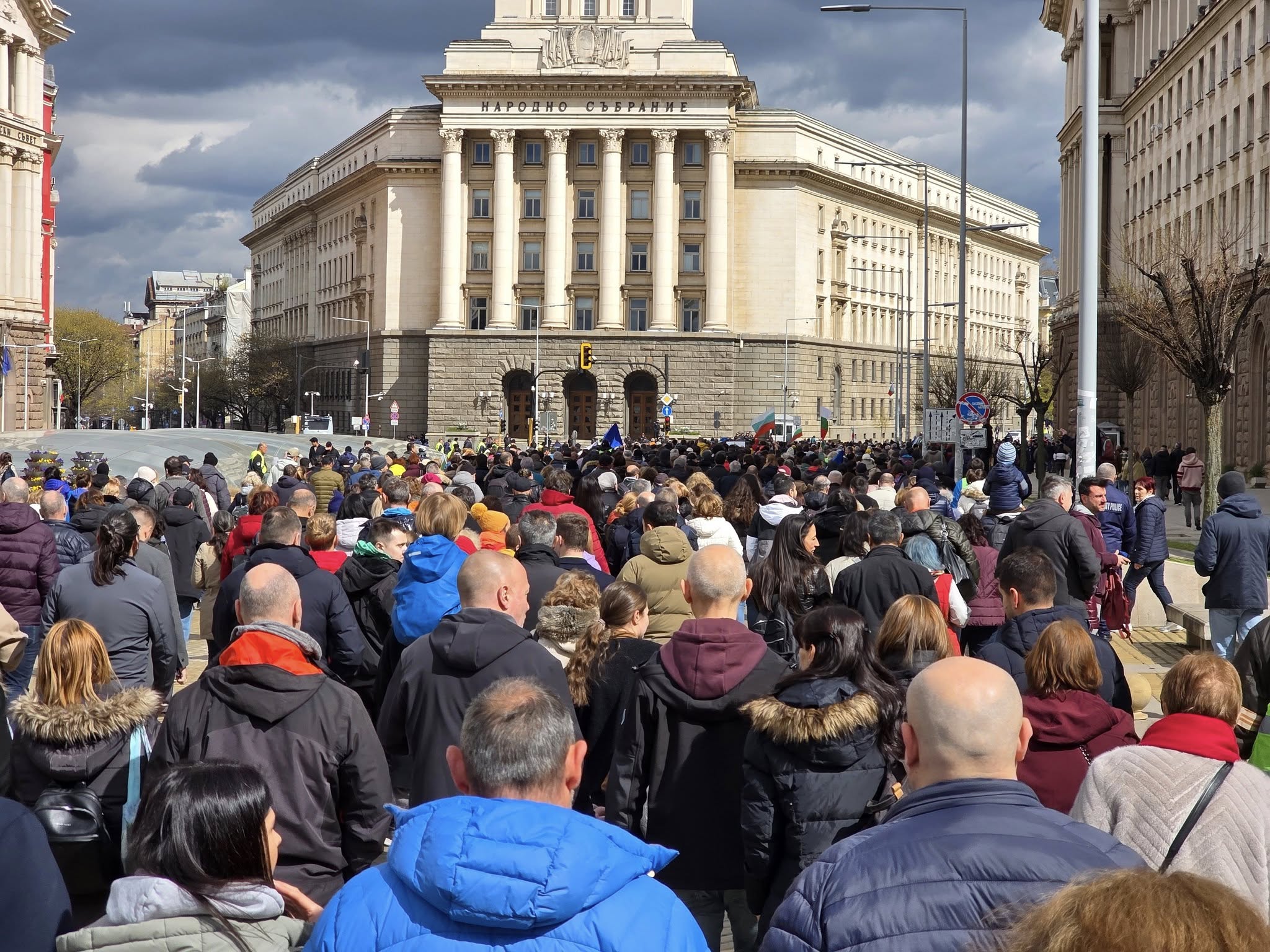 Протестът под надслов „Вън Пеевски от властта“ събра десетки граждани
