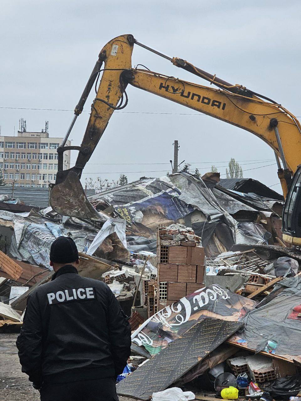 Общината събаря незаконни постройки в "Захарна фабрика"