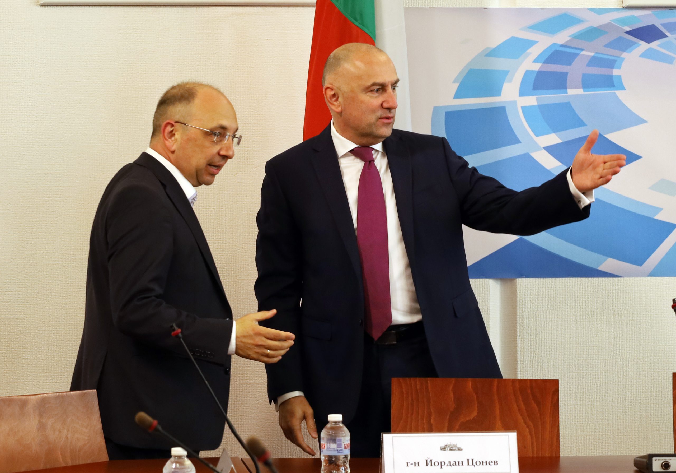 Парламент комисия по бюджет и финанси кръгла маса за въвеждане на еврото Николай Василев Любомир Каримански