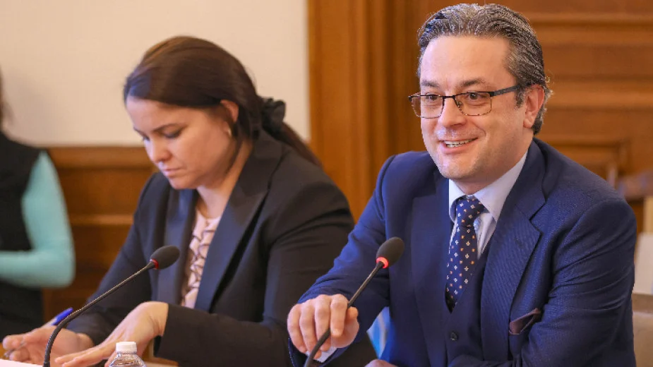 На заседанието на Комисията по културата и медиите на НС -11 януари 2024 г. : народният представител от ДПС Фатме Рамадан и председателят на комисията Тома Биков от ГЕРБ.