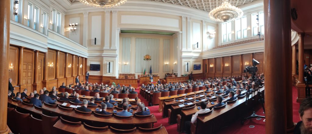 Служебният кабинет със срок за внасяне на законопроектите 2 Парламент