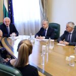 Служебният министър-председател Димитър Главчев се срещна с близки но отвлечени български моряци