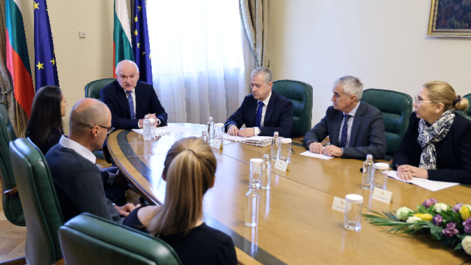 Служебният министър-председател Димитър Главчев се срещна с близки но отвлечени български моряци