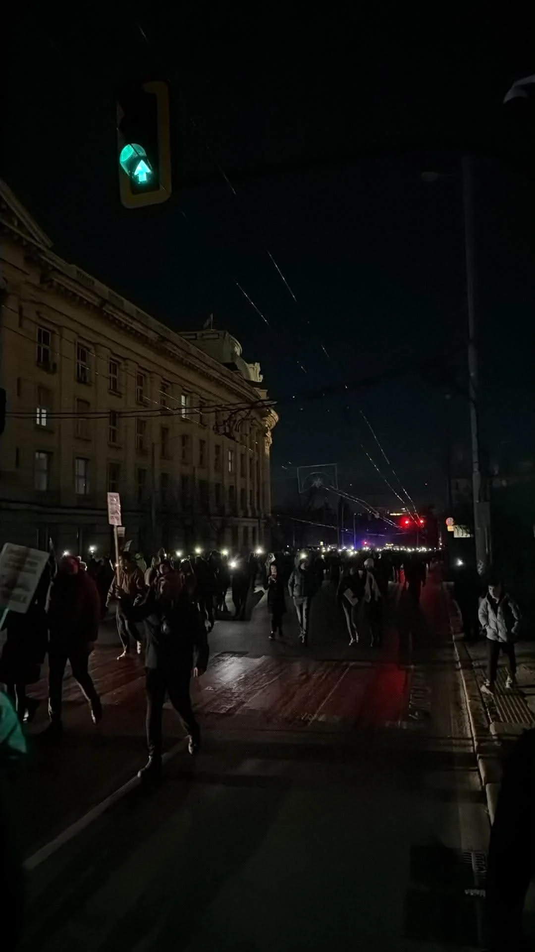 Шествие водено от огромна плюшена мечка тръгна към централата на