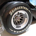 Гума Bridgestone Potenza върху болид от Формула 1
