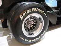 Гума Bridgestone Potenza върху болид от Формула 1