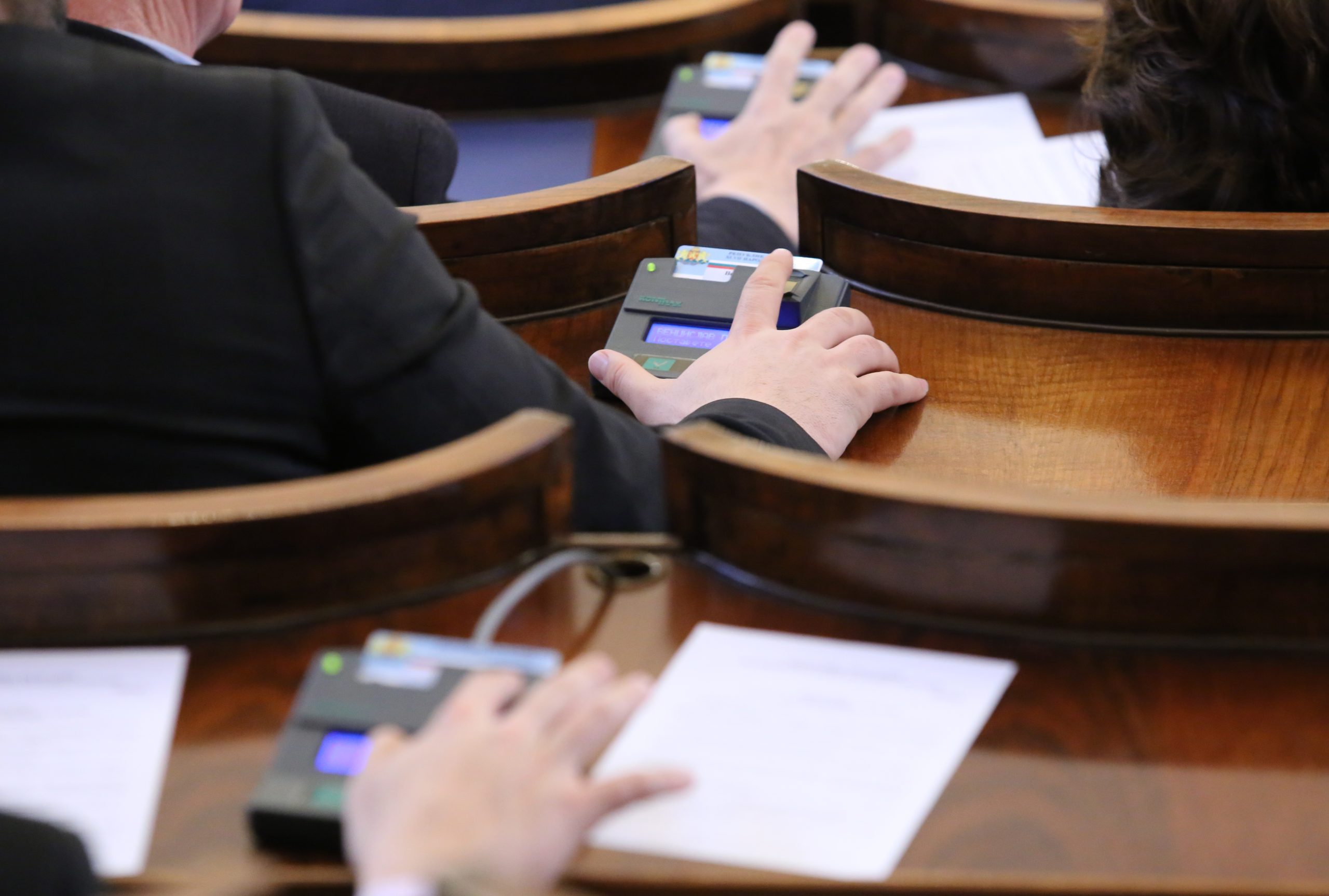 Парламент гласуване