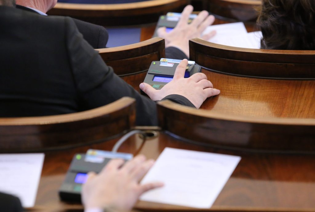 Парламент гласуване