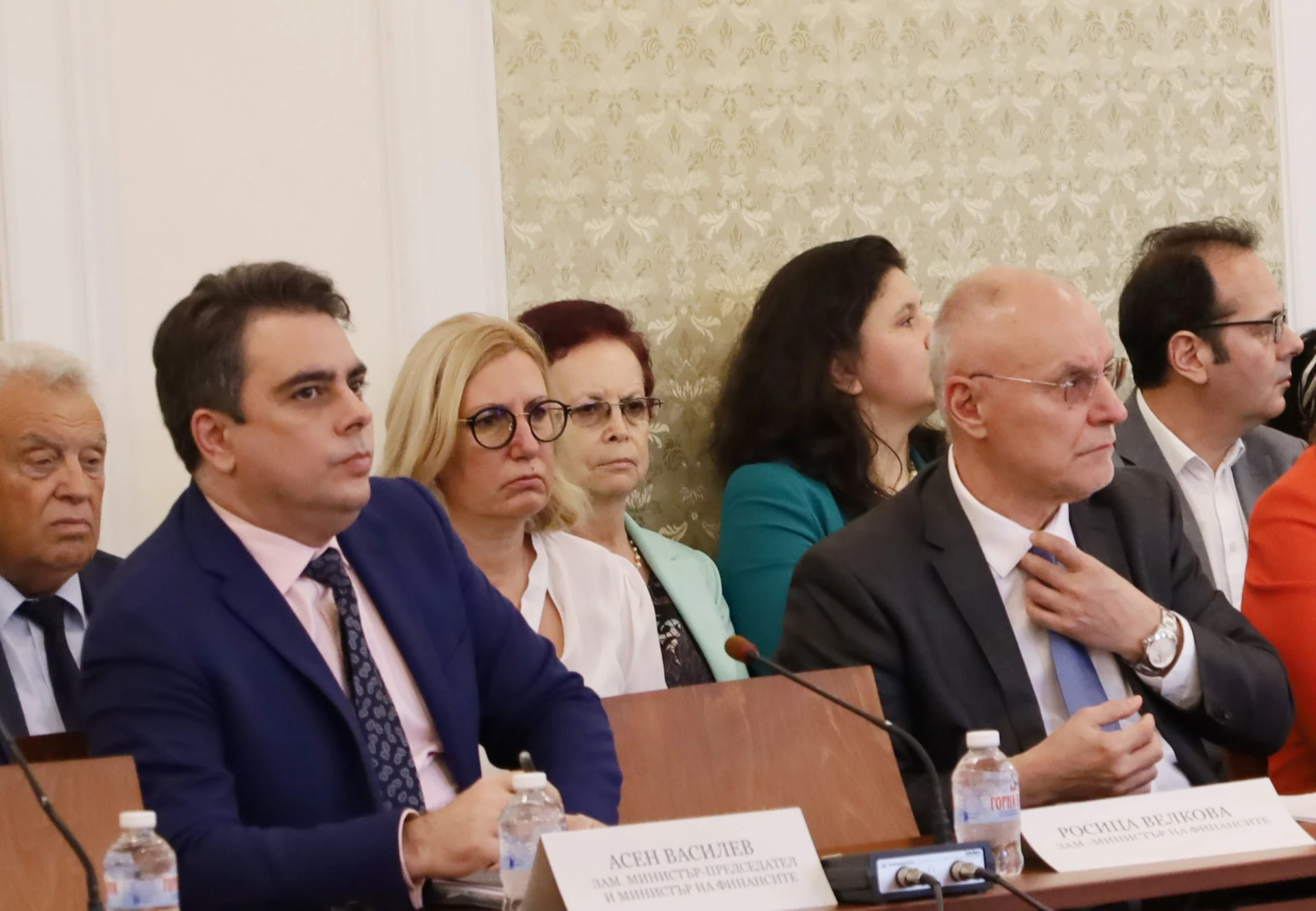 Парламент комисия по бюджет и финанси обсъждане за еврото Асен Василев Димитър Радев