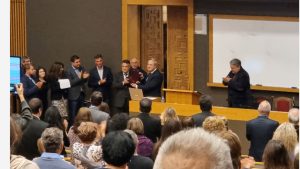 Професор Георги Вълчев (вляво от досегашния ректор професор Анастас Герджиков) е новият ректор на Софийския университет "Свети Климент Охридски".
