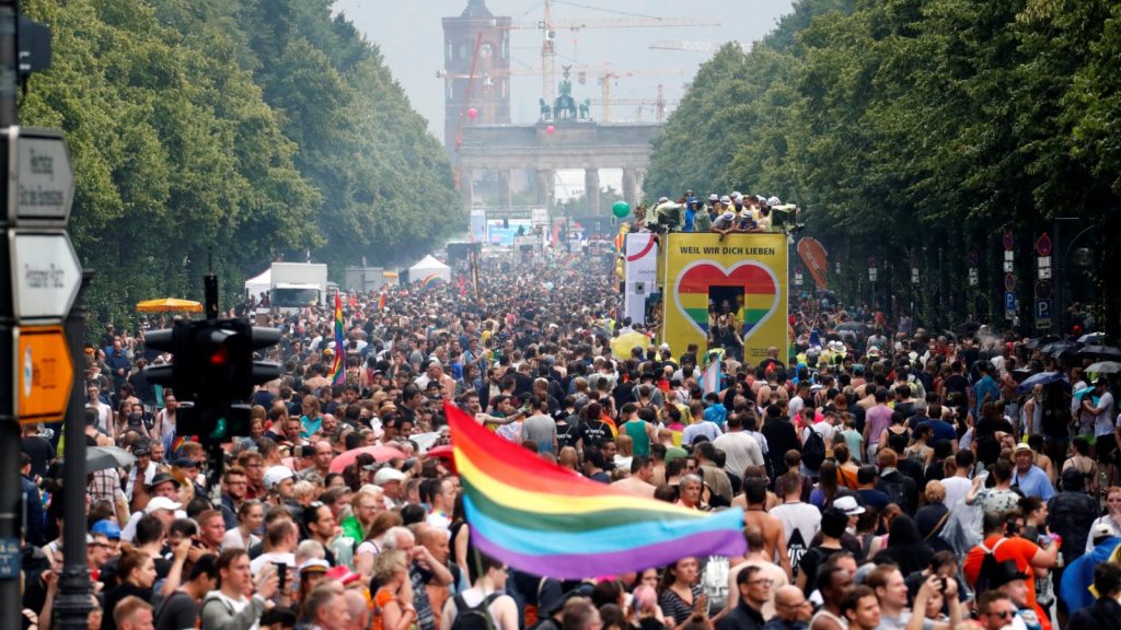 Мъж бе нападнат и убит на гей парад в Германия 2 гей прайд парад лгбт берлин германия