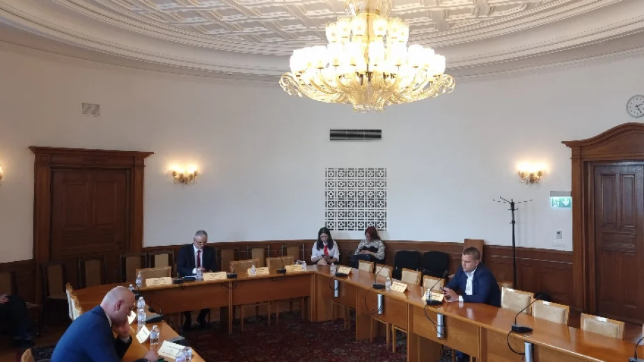 Парламентарната Комисия по културата и медиите прие единодушно Проект на решение за отпускане на държавни парични награди за особени заслуги към българската държава и нацията в областта на културата на 10 души.