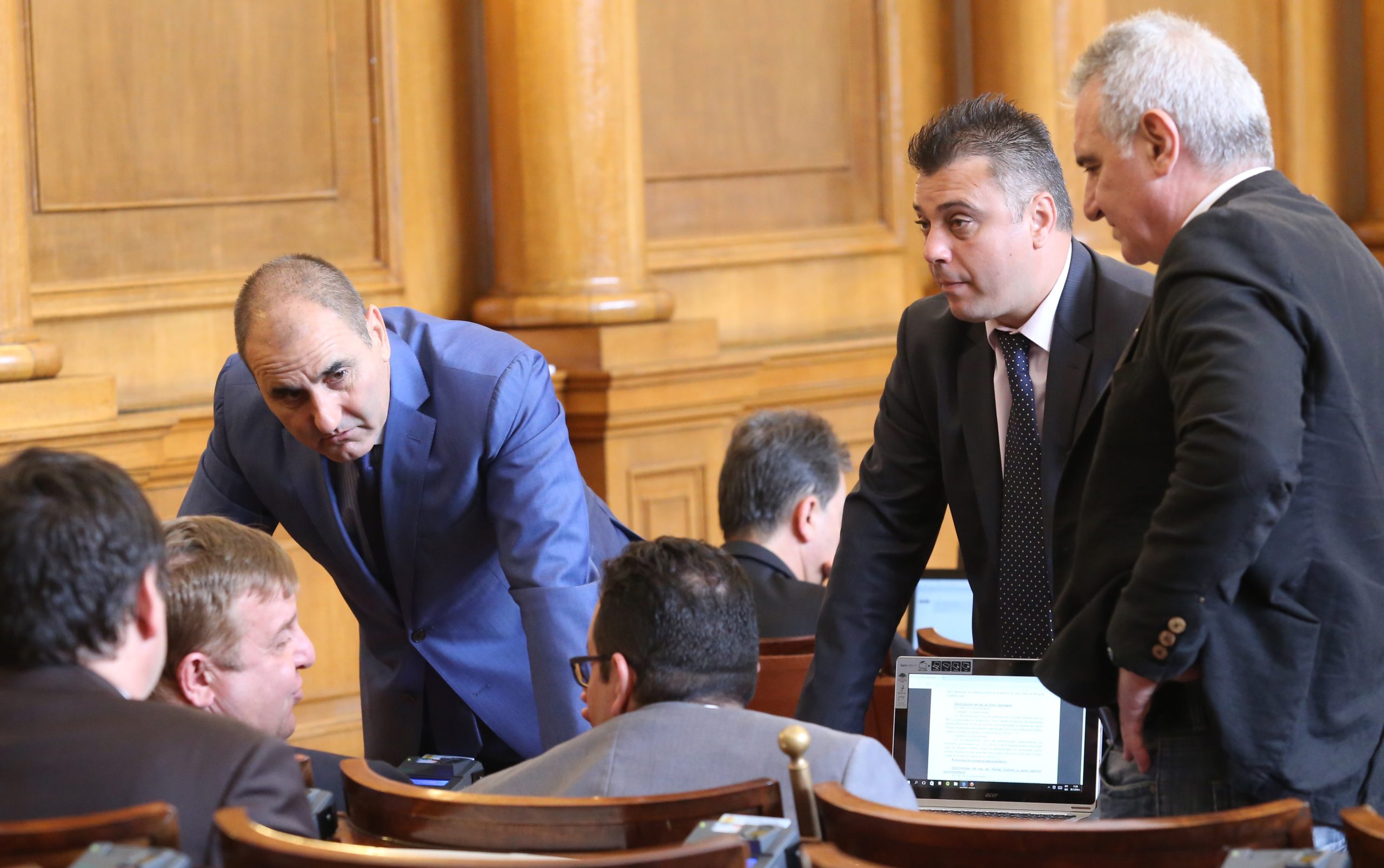 Парламент  Красимир Каракачанов