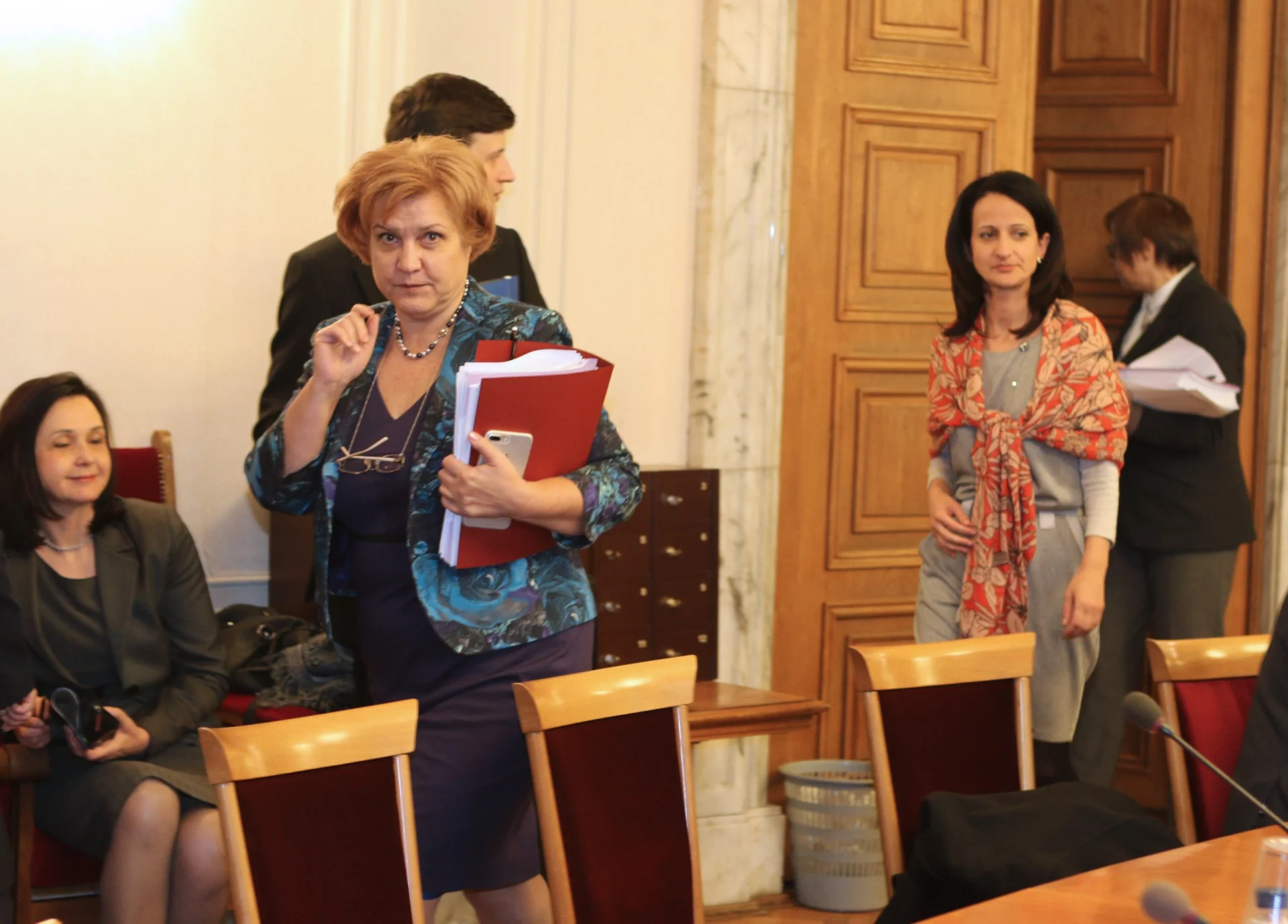Парламент комисия по бюджет и финанси