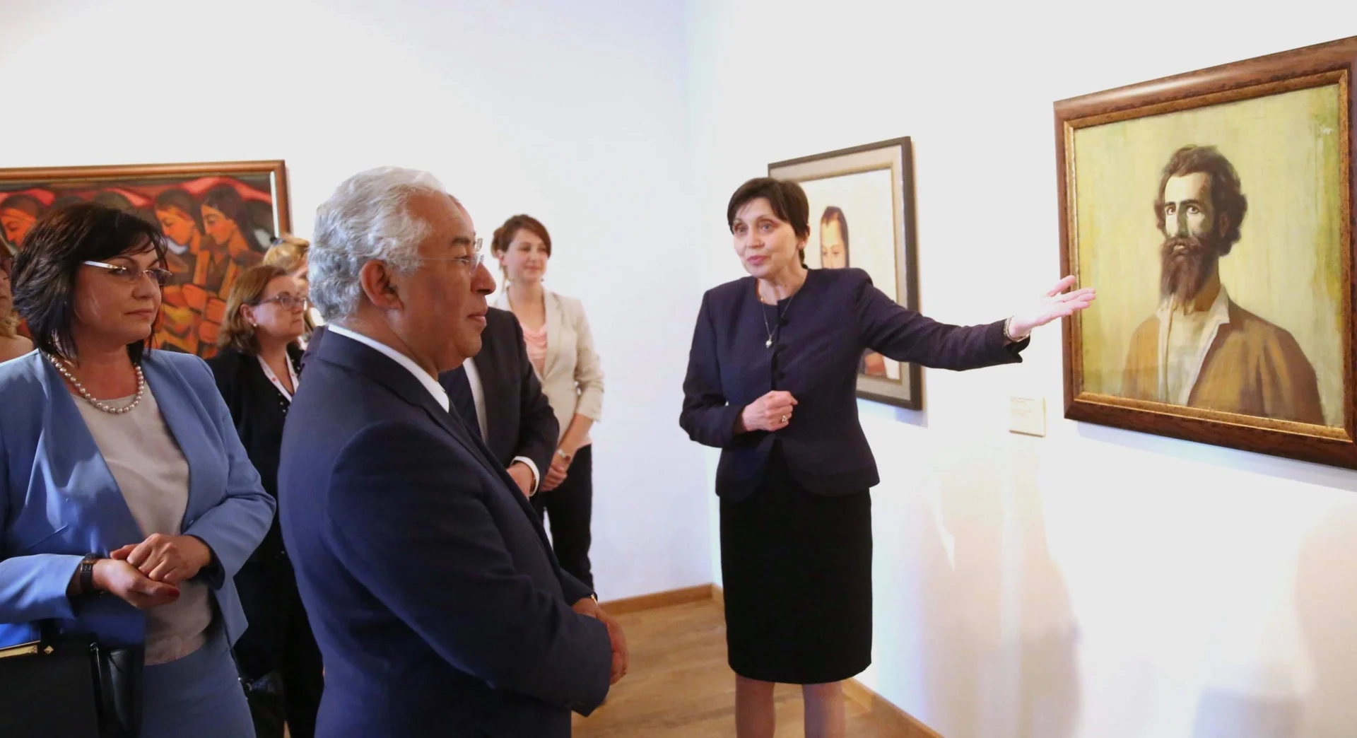 Корнелия Нинова показва експозиции на българско изкуство на премиера на Португалия Антонио Коща