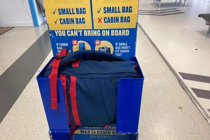 ръчен багаж на самолетен гейт