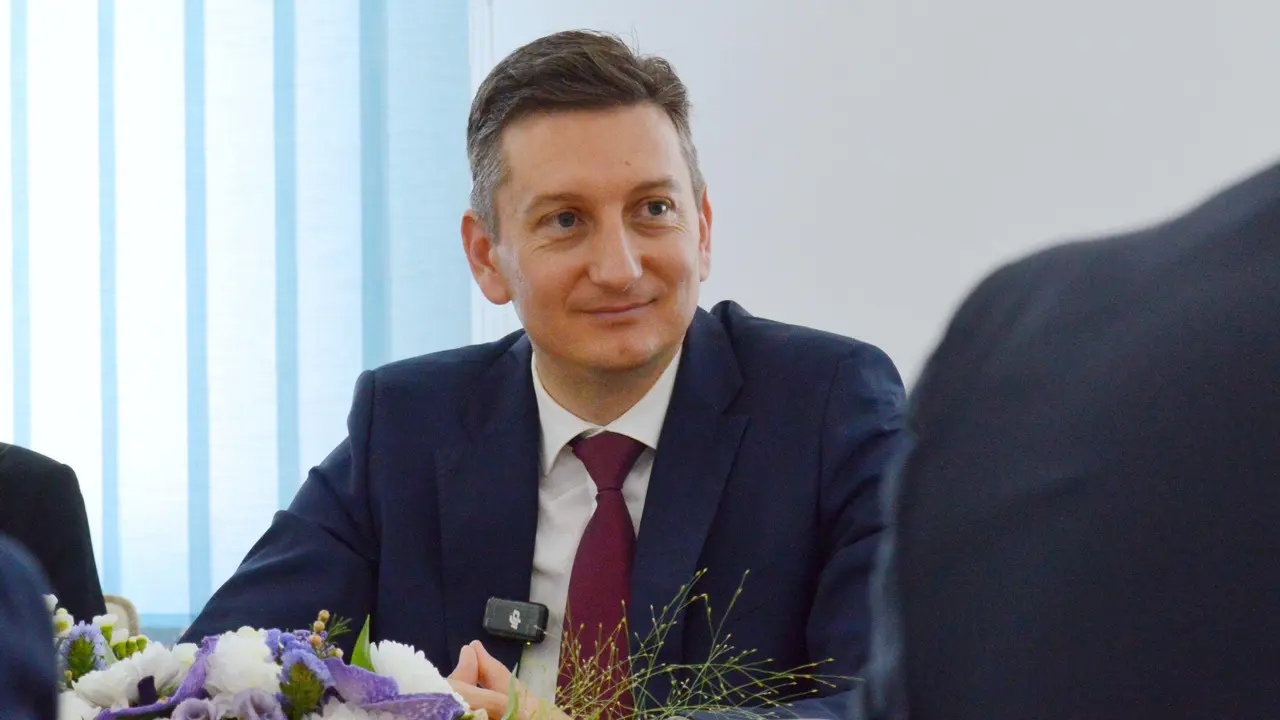 Всички служители на пенсионна възраст в МИДТ ще бъдат освободени, съобщи министър Иван Василев