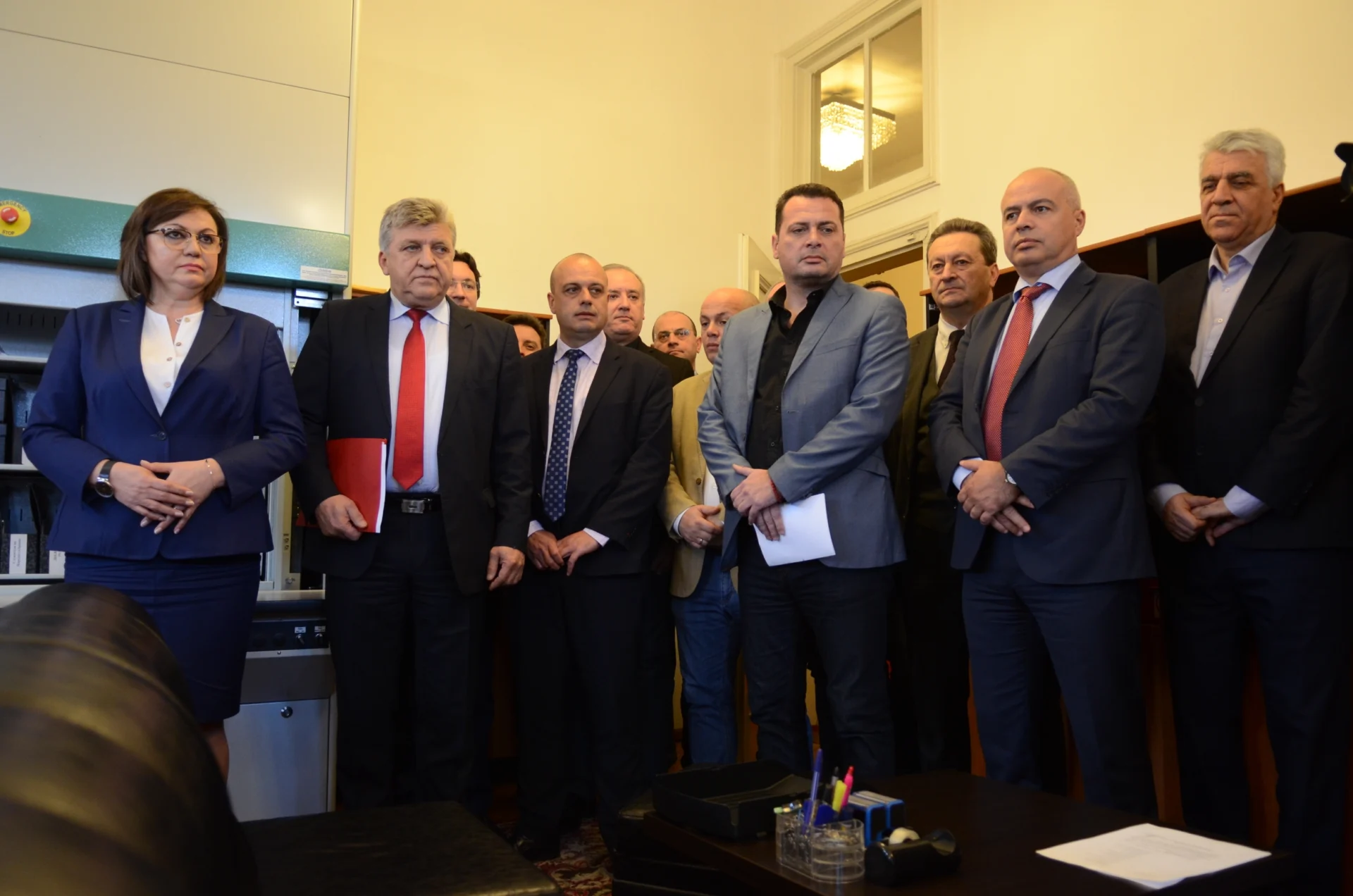 Внасяне на вот на недоверие Корнелия Нинова БСП