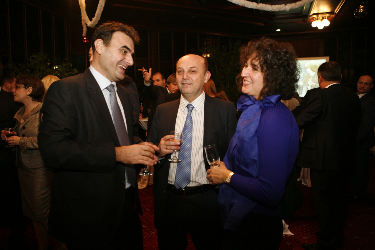 Награди Банкер на годината 2011 приз  Валентин Гълъбов - член на надзорния съвет на "НЛБ Банк"Дорчо Илчев - изп. дир. на "Алианц Банк България"Данета Желева - гл. изп. дир. на "Индустриялен холдинг Б-я"