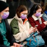 предпазни маски градски транспорт метро лондон великобритания