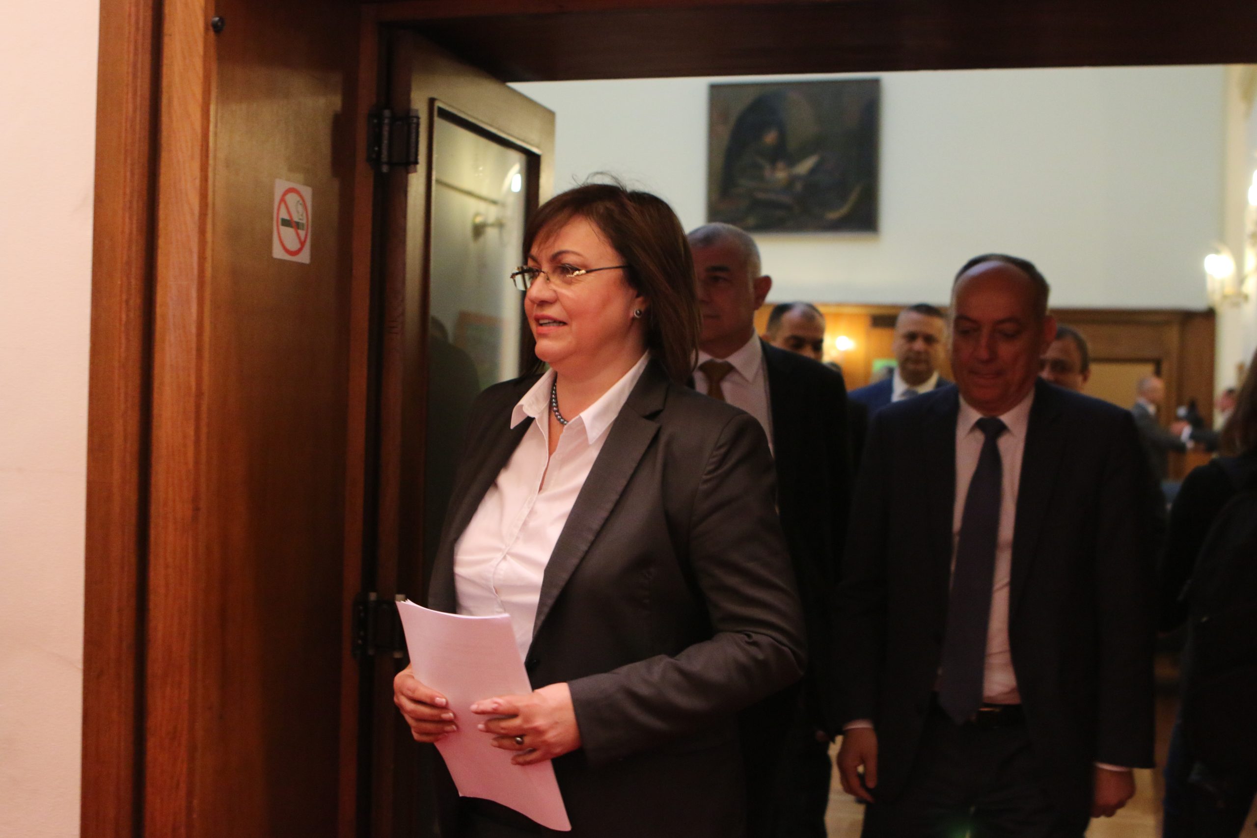 Парламент трибунка пресконференция на БСП Корнелия Нинова