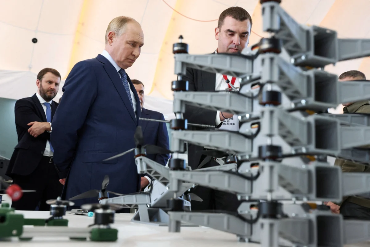 Работници от Северна Корея с фалшиви студентски визи сглобяват дронове за Русия