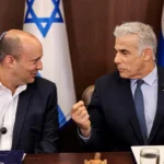 Центристкият лидер на израелската опозиция Яир Лапид и десният бивш премиер Нафтали Бенет
