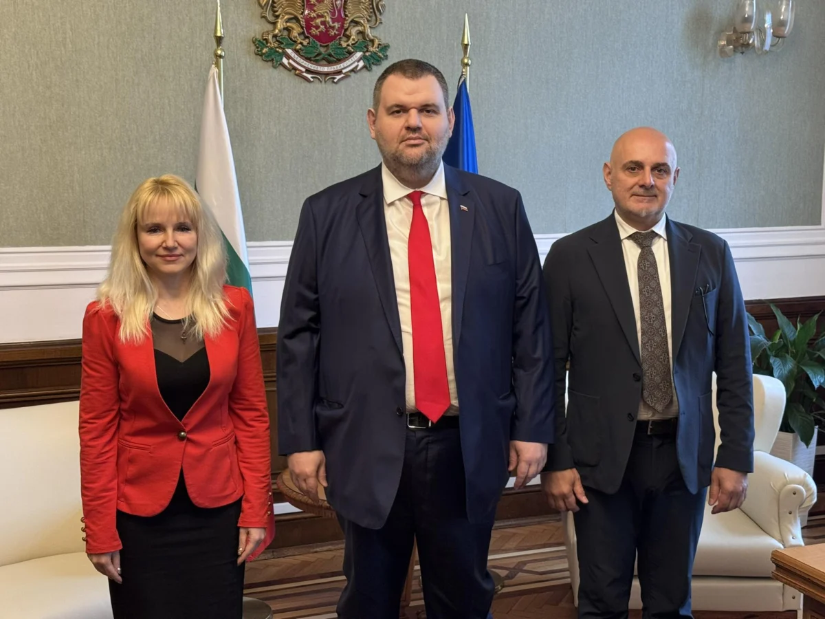 Още един депутат от хората на Доган оказа на снимка с Пеевски