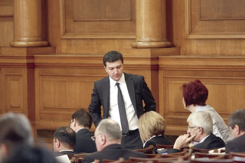 Според шефа на парламентарната социална комисия Драгомир Стойнев ГЕРБ се е превърнала в "машина за безработни". драгомир стойнев