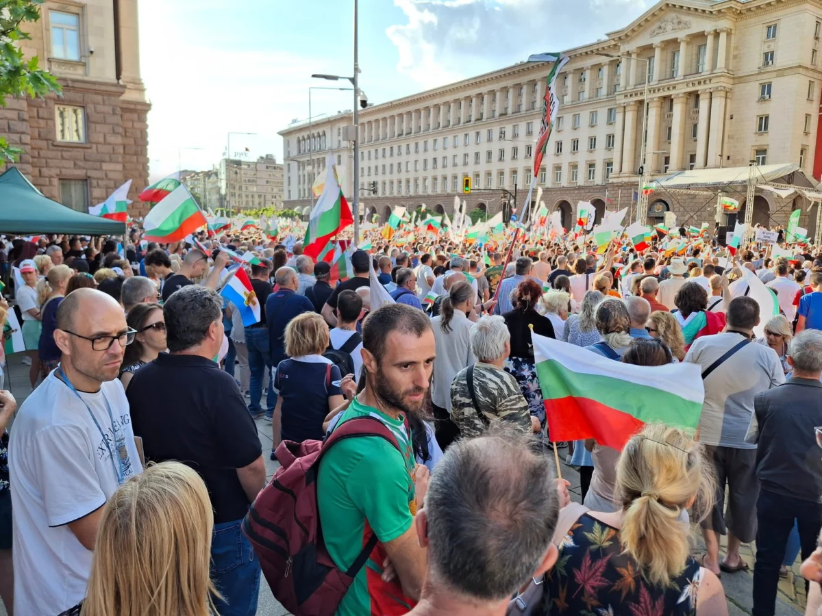 Напрежение на протеста за защита на лева пред Народното събрание