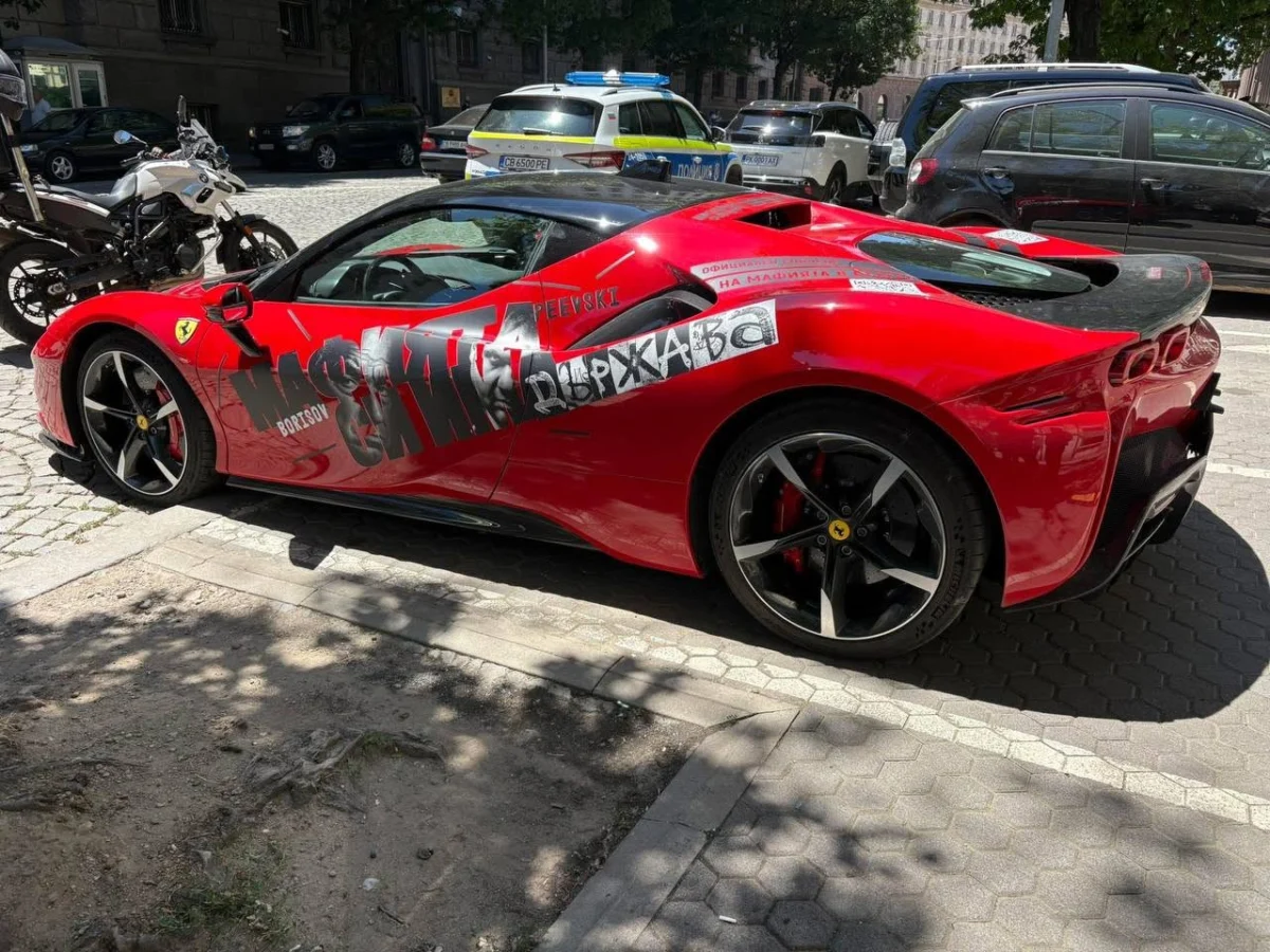 Михайлов се оплака, че скъпите коли с лика на Борисов и Пеевски са били дегерегистрирани без причина